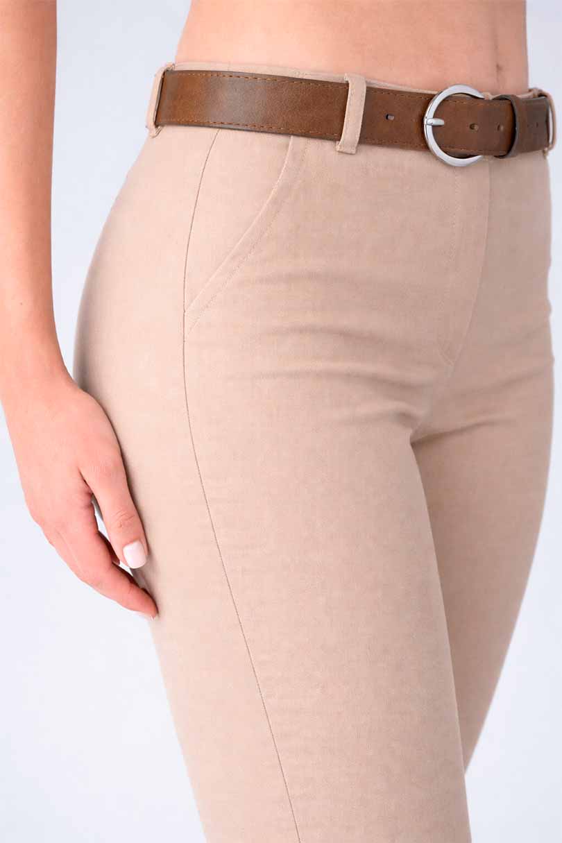 Pantalón con diseño de dots (disponible en azul marino y café)