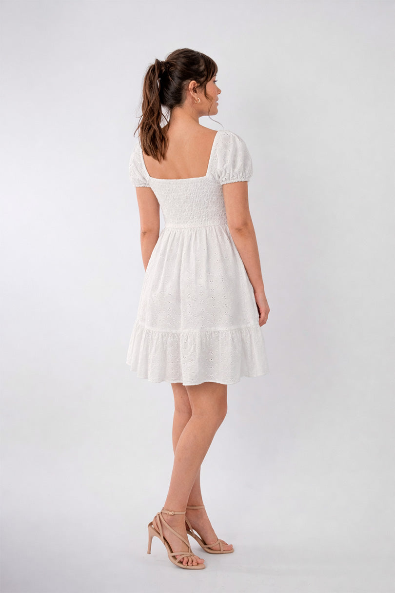 Vestido blanco de algodón y manga corta
