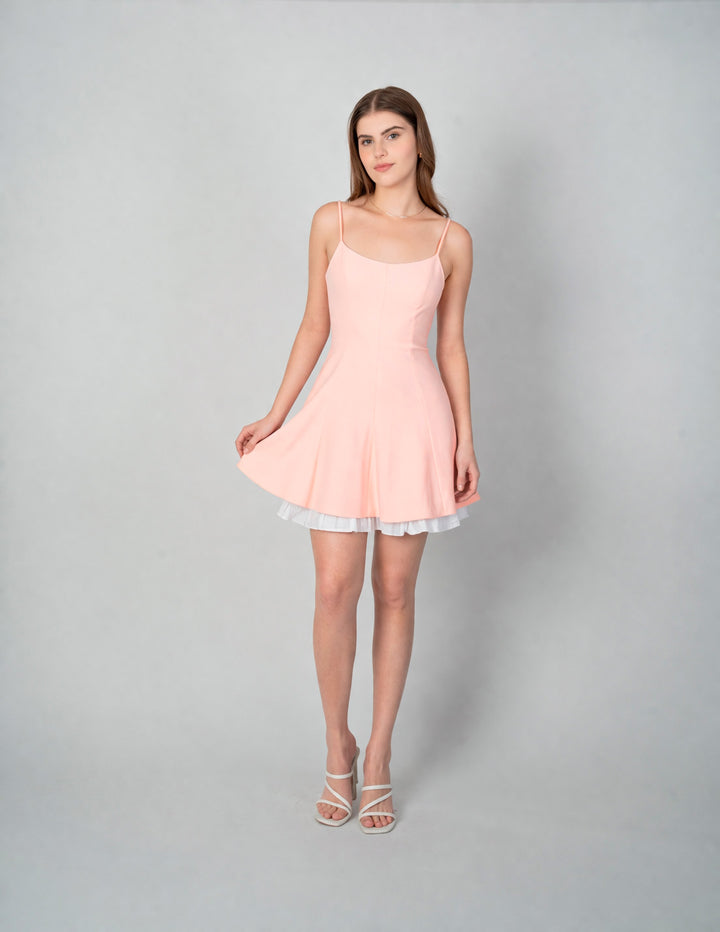 Vestido rosa corto con escote pronunciado en espalda