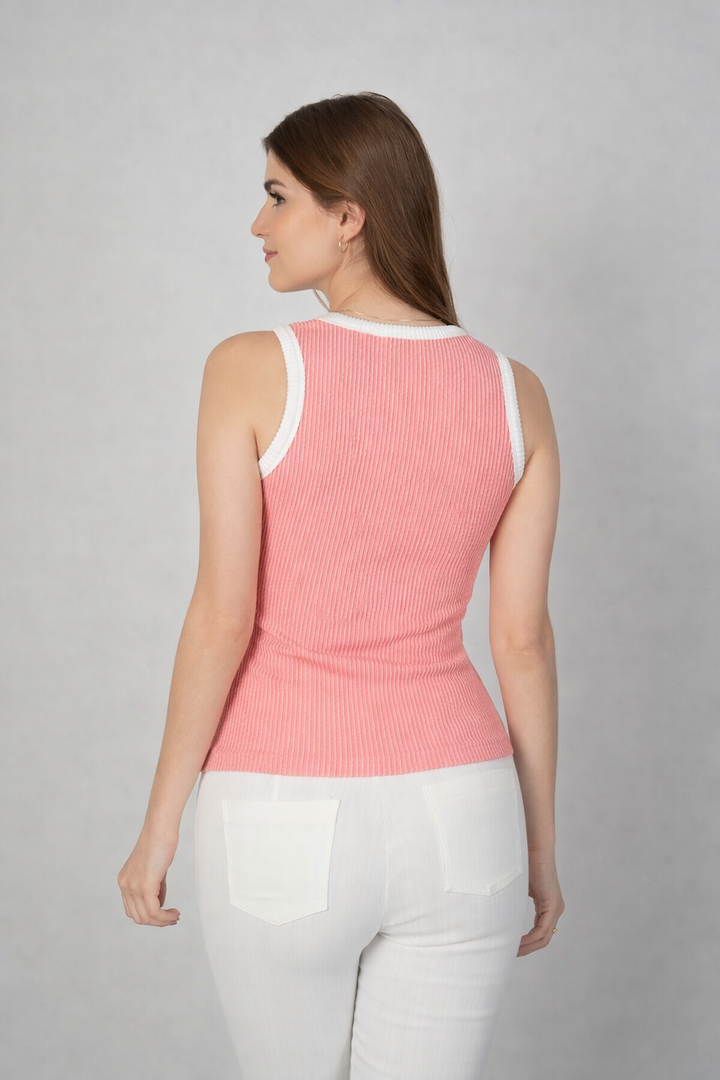 Blusa rosa con contraste blanco y cuello redondo
