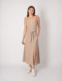 Vestido beige largo de tirantes y abertura en pierna lateral