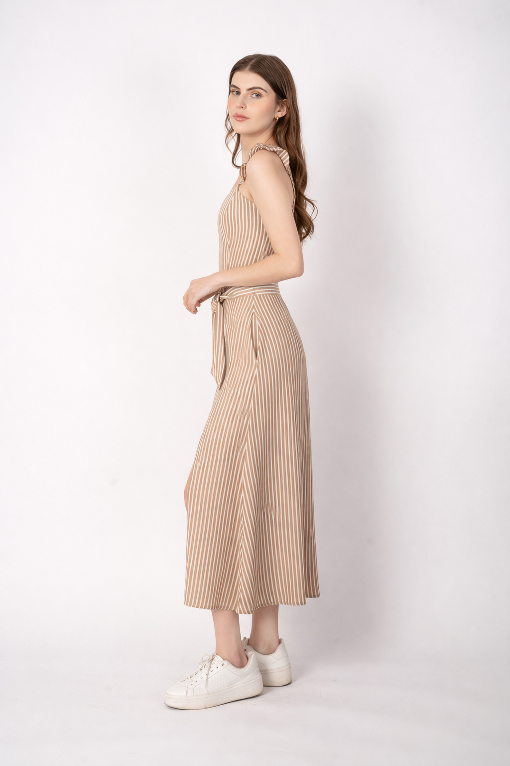 Vestido beige largo de tirantes y abertura en pierna lateral