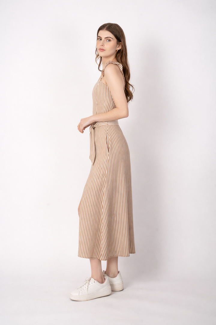 Vestido beige largo de tirantes y abertura en pierna lateral