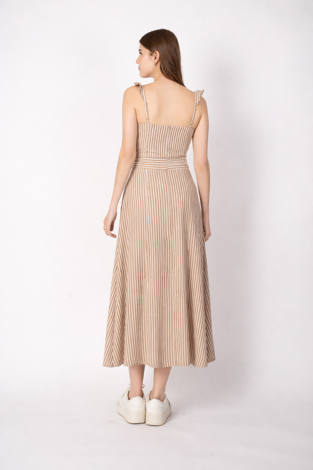 Vestido beige largo de tirantes y abertura en pierna lateral