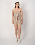 Jumpsuit corto beige con diseño de líneas