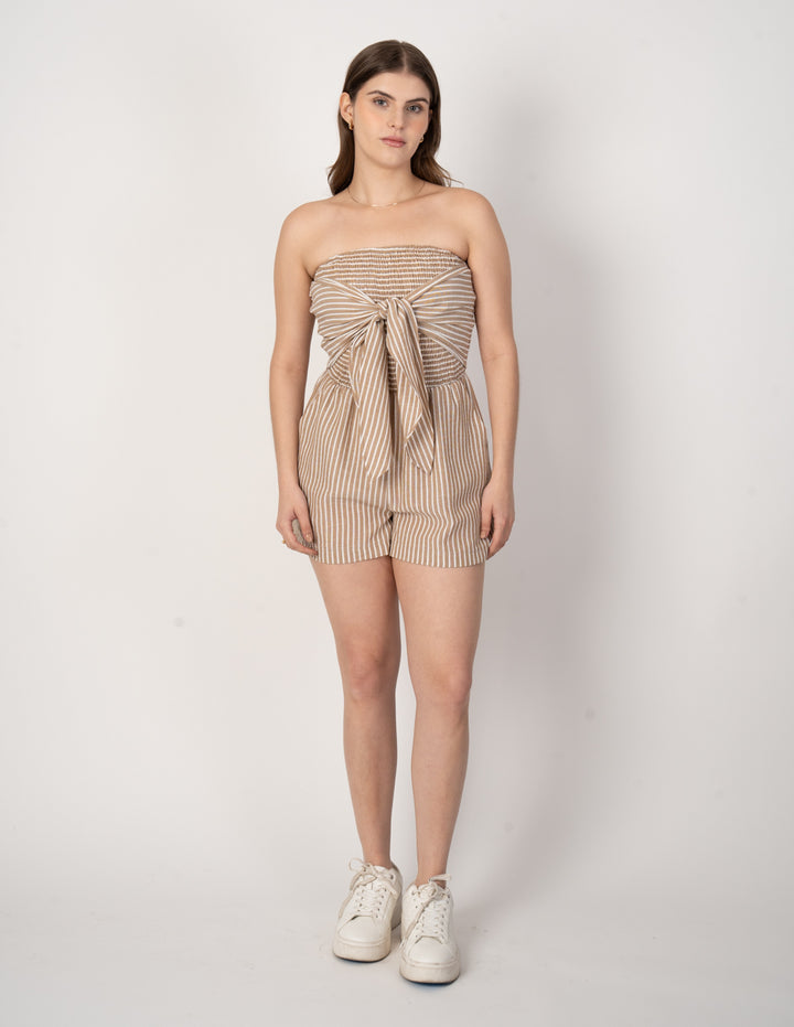 Jumpsuit corto beige con diseño de líneas