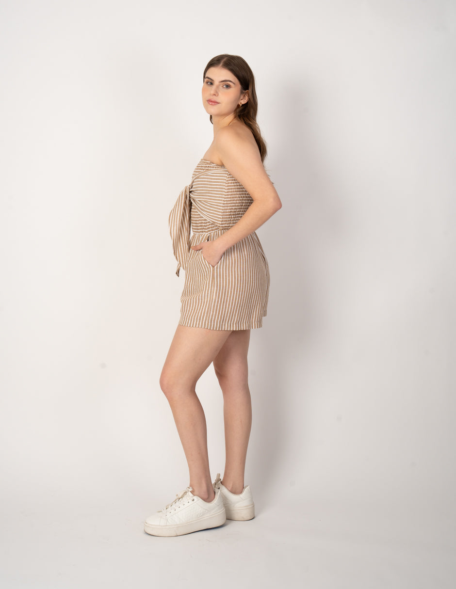 Jumpsuit corto beige con diseño de líneas