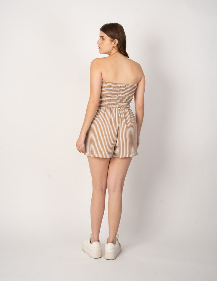 Jumpsuit corto beige con diseño de líneas