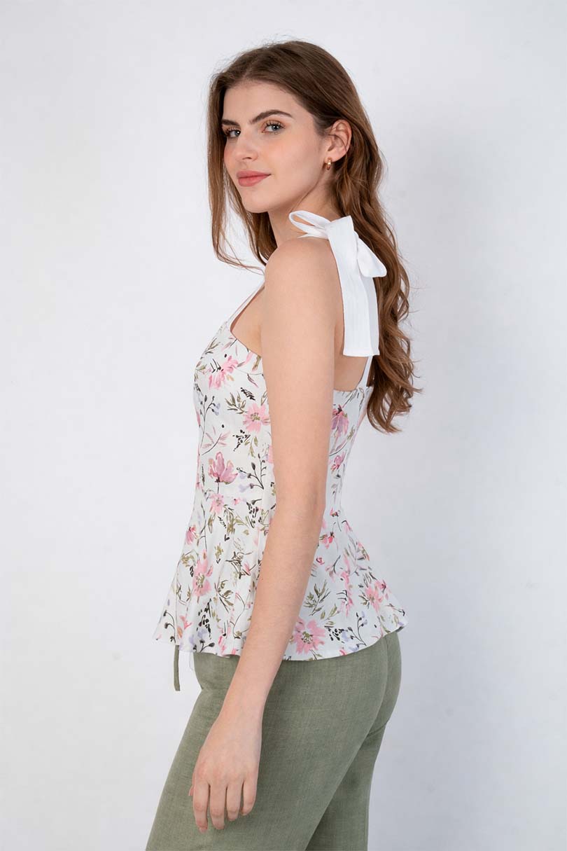 Blusa floreada con moño en tirantes