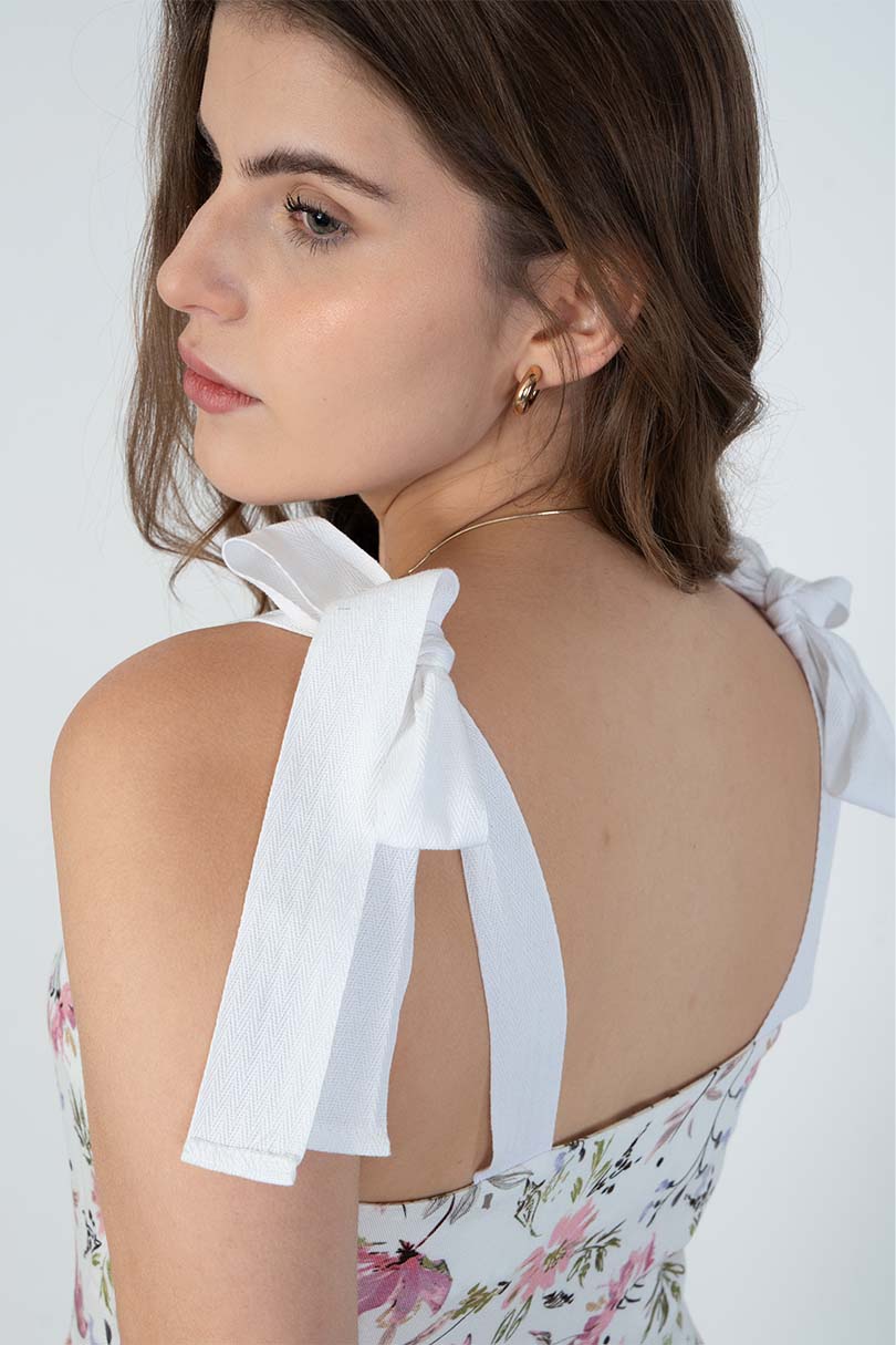 Blusa floreada con moño en tirantes
