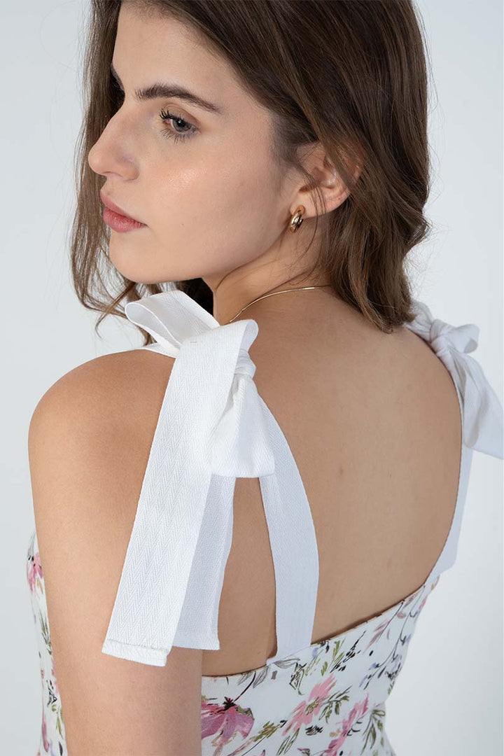 Blusa floreada con moño en tirantes