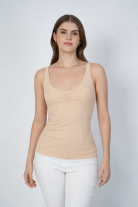 Blusa beige de escote redondo pronunciado