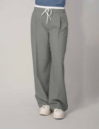 Pantalón relajado gris con jareta en la cintura