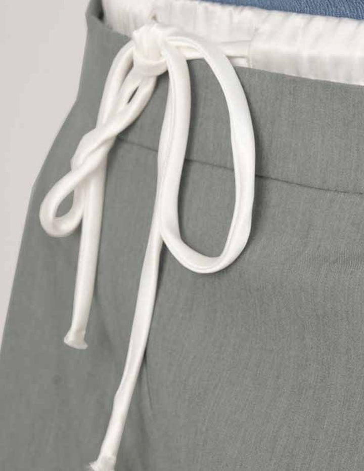 Pantalón relajado gris con jareta en la cintura