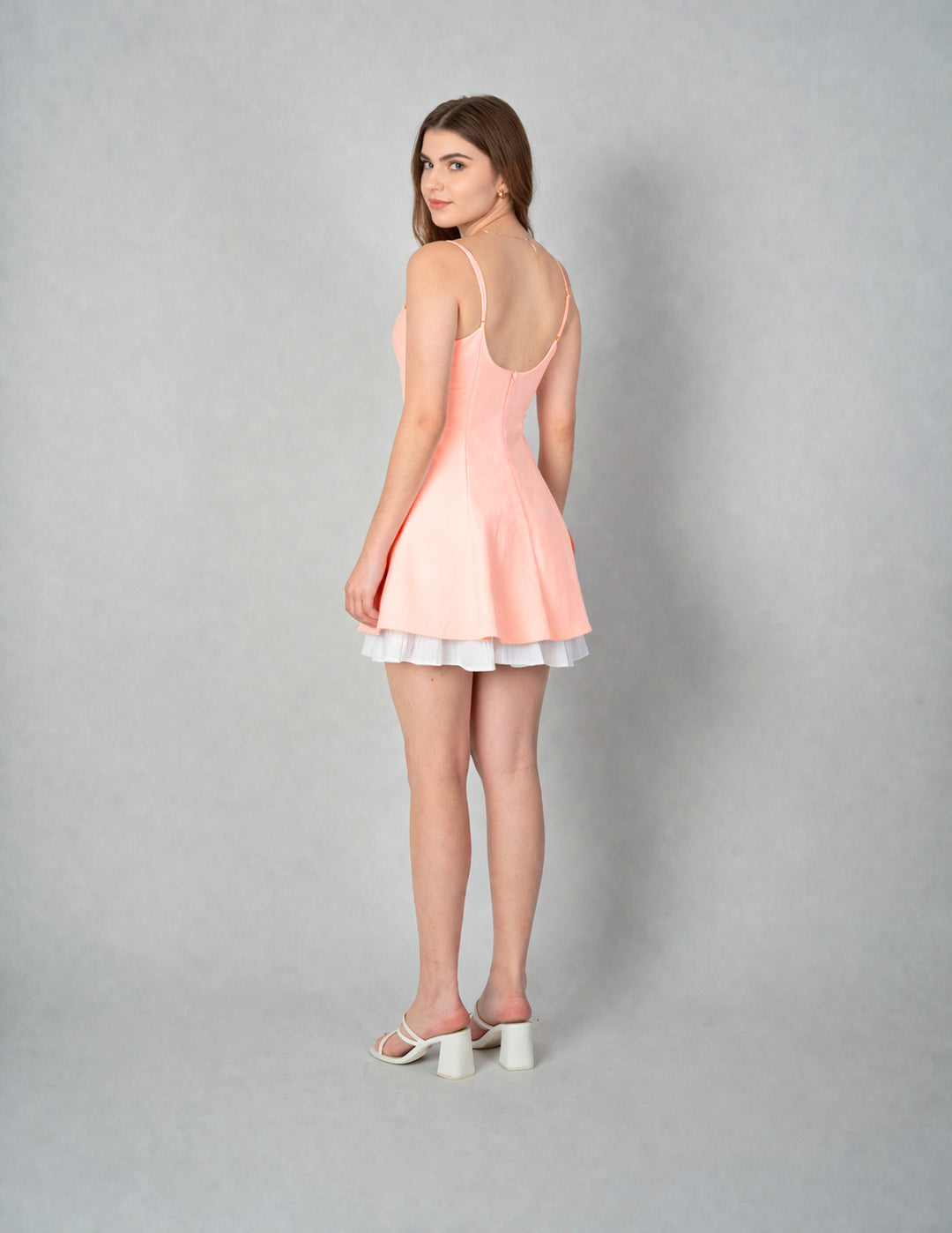 Vestido rosa corto con escote pronunciado en espalda