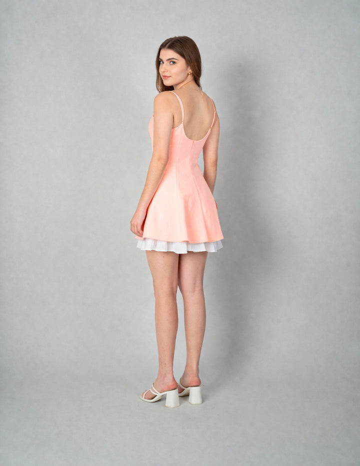 Vestido rosa corto con escote pronunciado en espalda