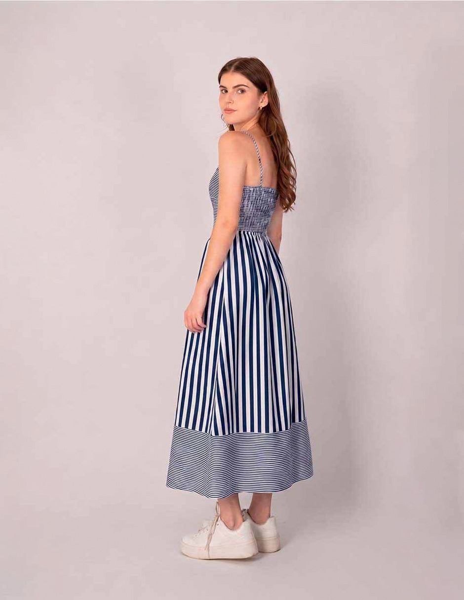 Vestido azul de rayas y smock en la espalda