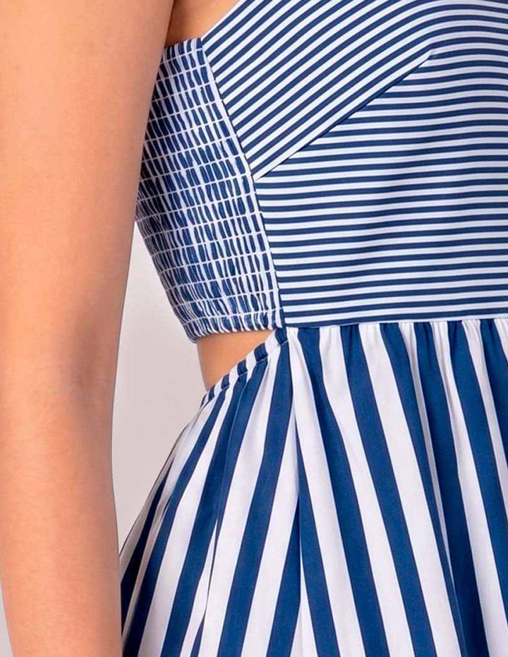 Vestido azul de rayas y smock en la espalda