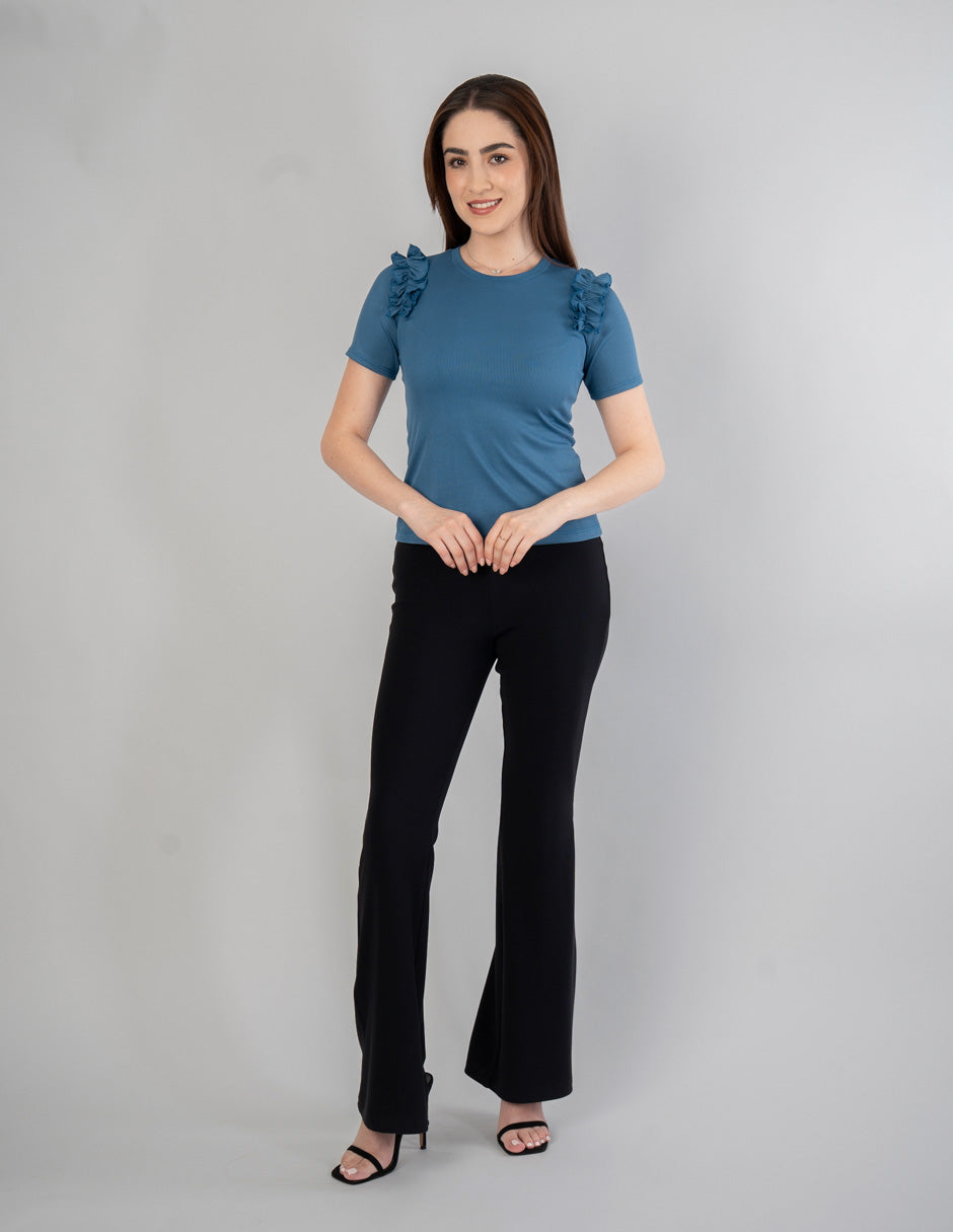 Blusa azul con detalle de escarola en hombros