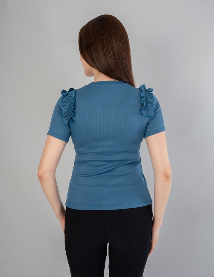 Blusa azul con detalle de escarola en hombros
