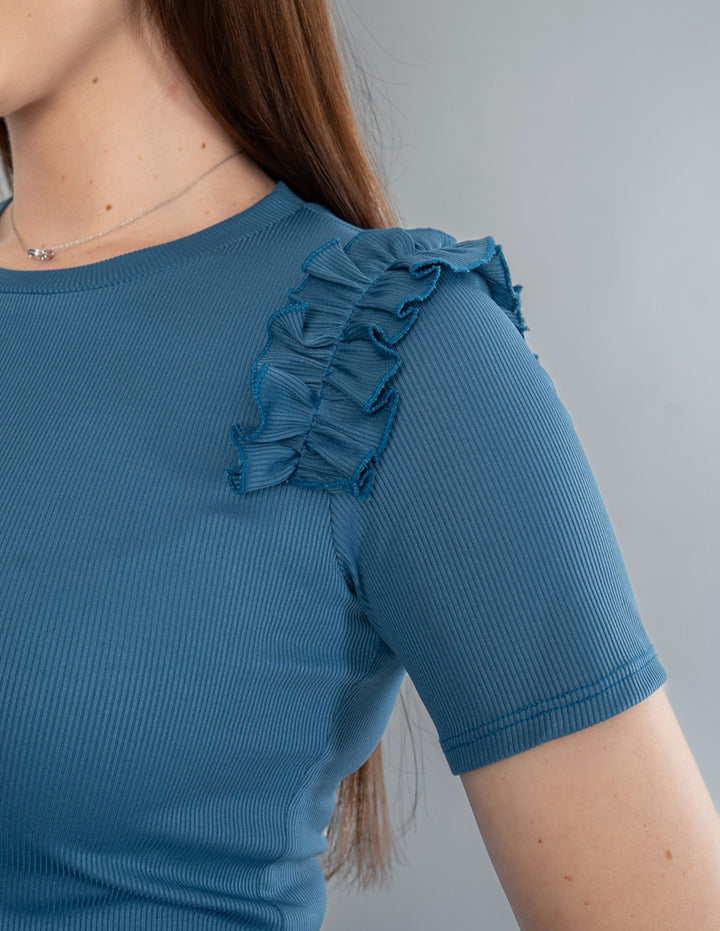 Blusa azul con detalle de escarola en hombros