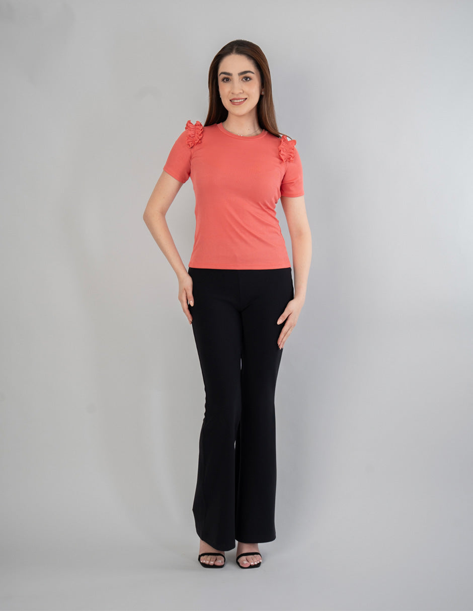 Blusa con detalle de escarola en hombros (disponible en azul y coral)