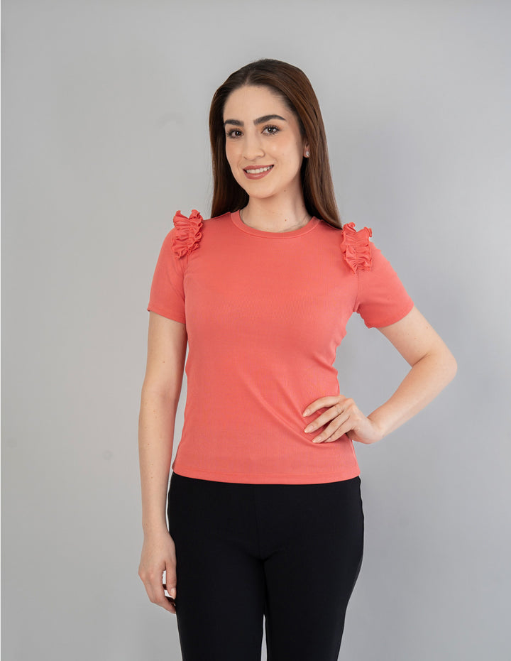 Blusa con detalle de escarola en hombros (disponible en azul y coral)