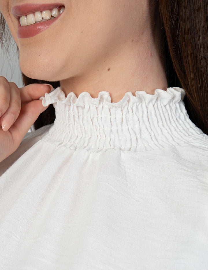 Blusa ivory con smock en cuello