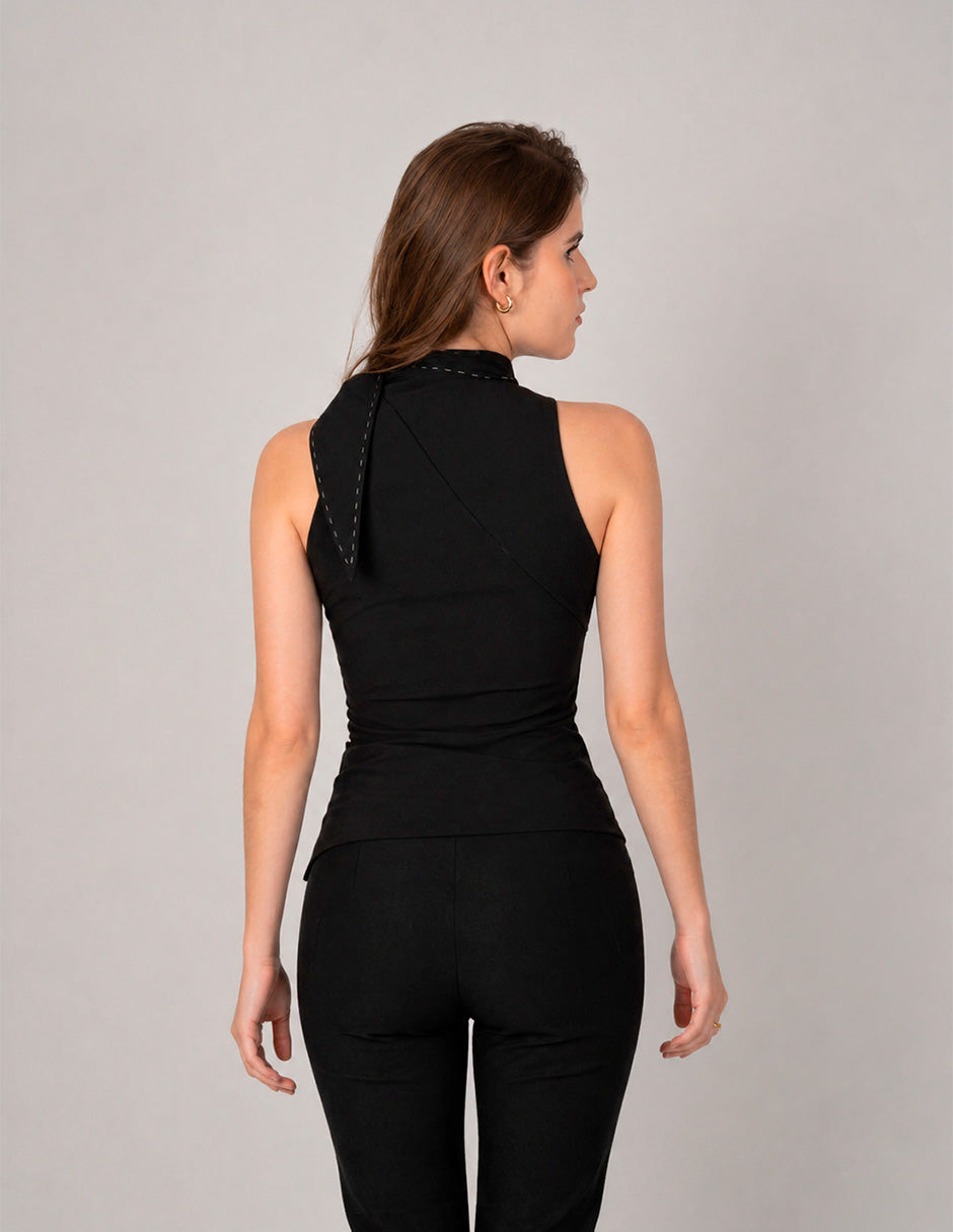 Blusa negra sin mangas y detalle en cuello
