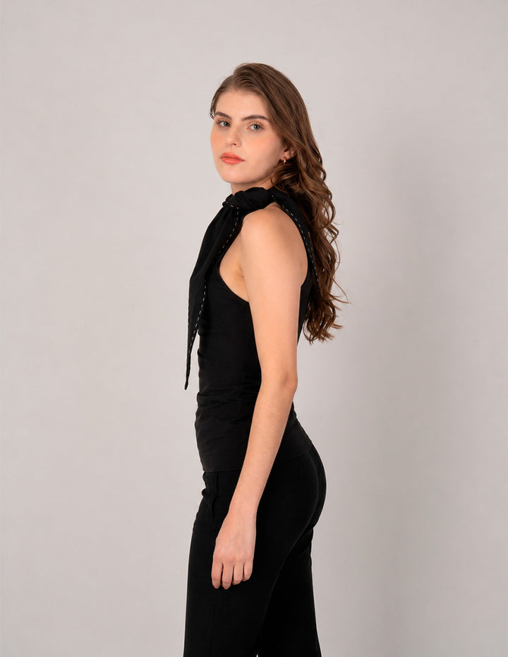 Blusa negra sin mangas y detalle en cuello