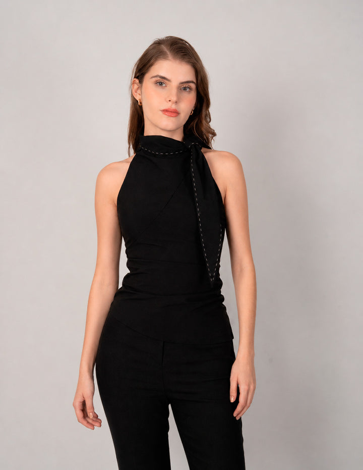 Blusa negra sin mangas y detalle en cuello