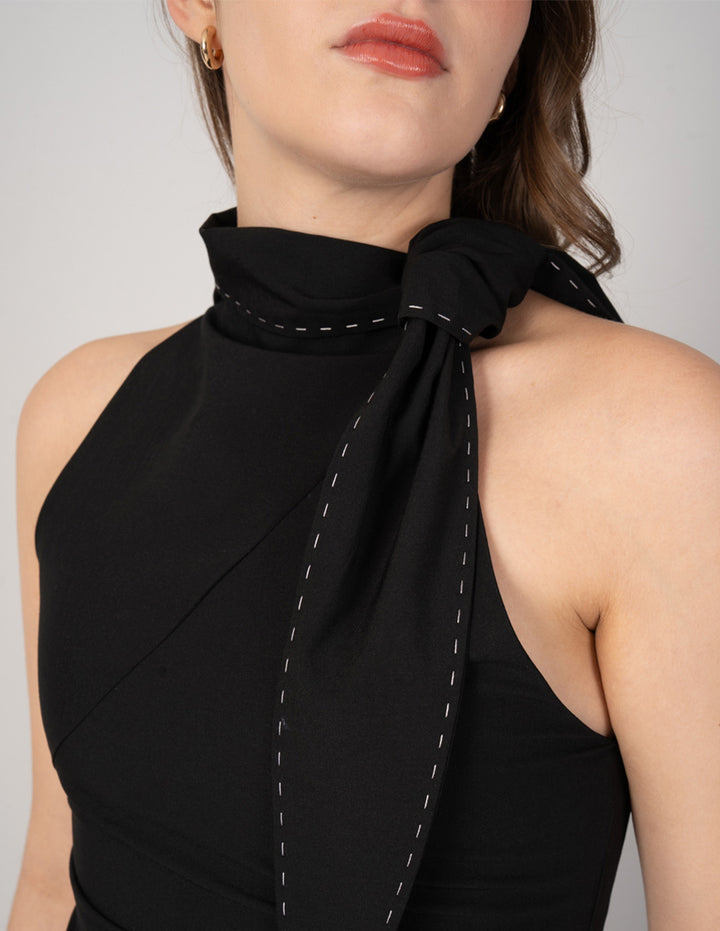 Blusa negra sin mangas y detalle en cuello