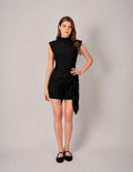 Vestido negro corto con detalle en lateral