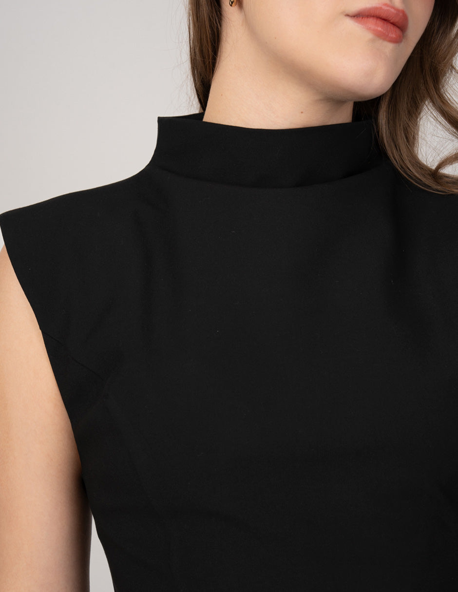Vestido negro corto con detalle en lateral