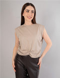 Blusa beige con diseño fruncido enfrente