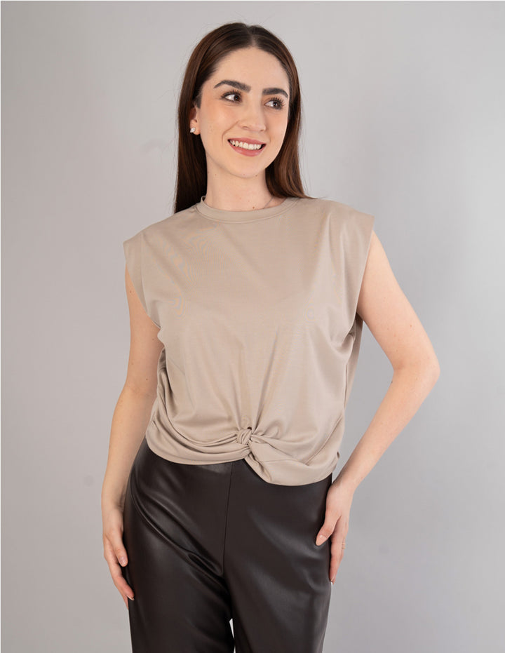 Blusa beige con diseño fruncido enfrente