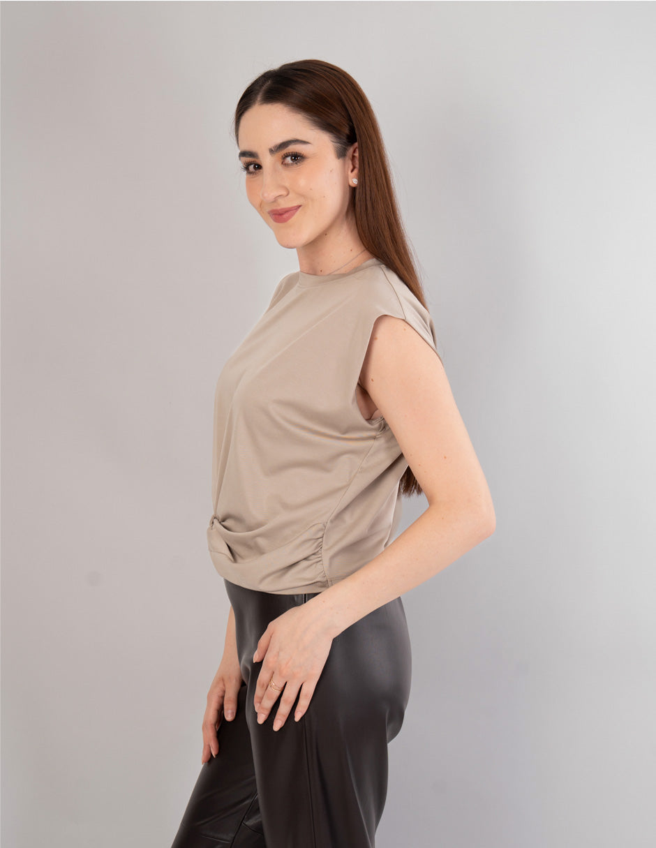 Blusa beige con diseño fruncido enfrente