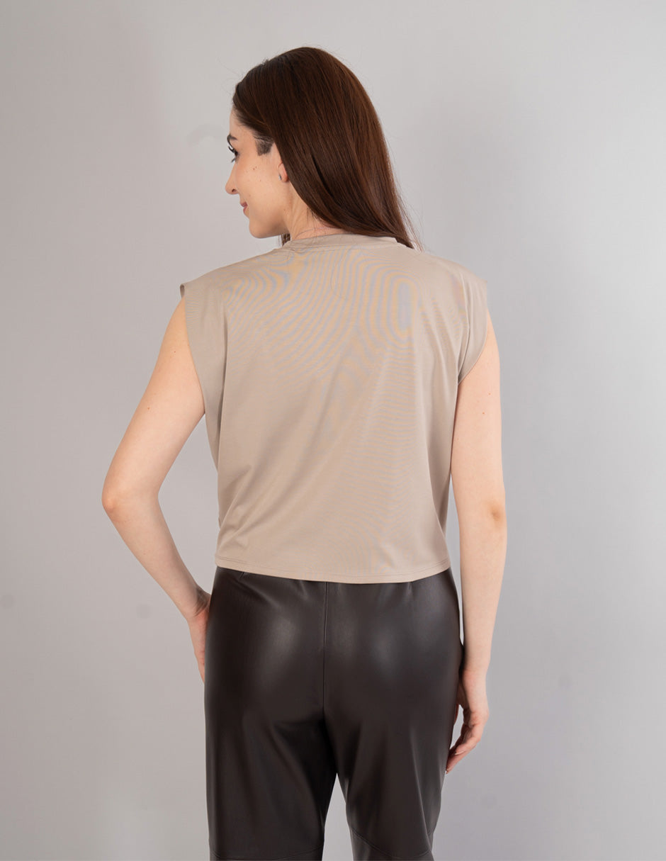 Blusa beige con diseño fruncido enfrente