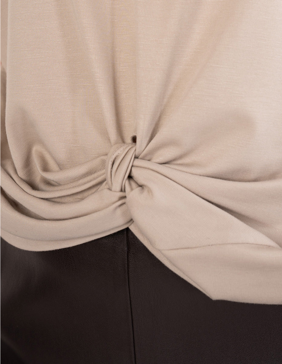 Blusa beige con diseño fruncido enfrente