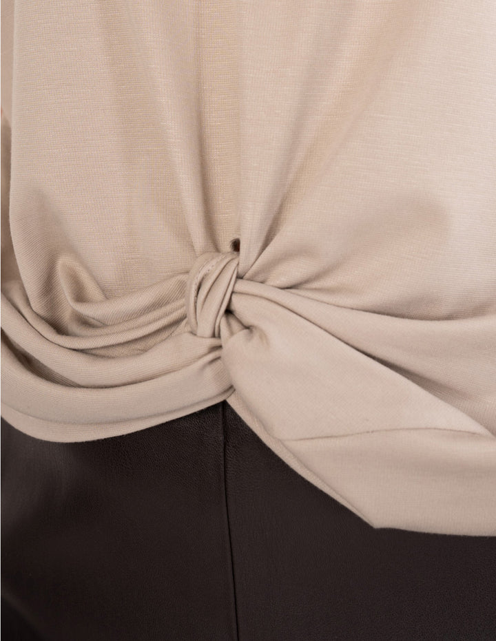 Blusa beige con diseño fruncido enfrente