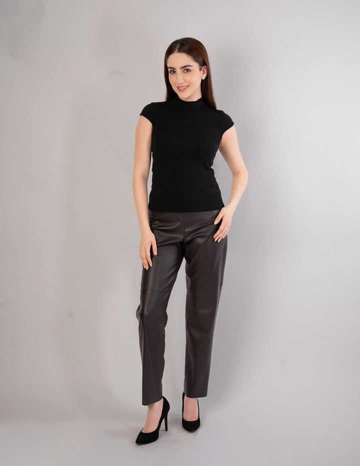 Blusa lisa de manga corta y cuello alto (disponible en negro y camel)
