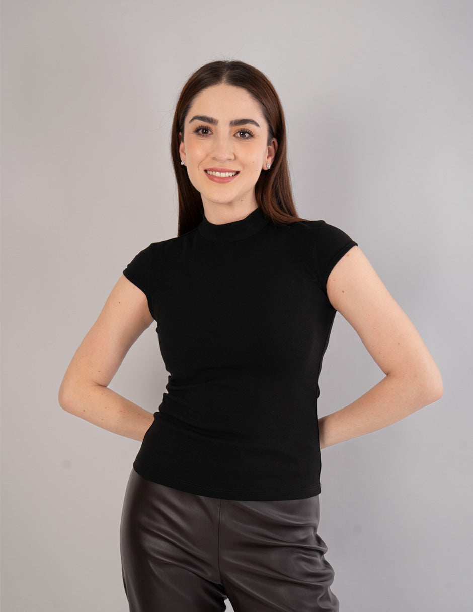 Blusa lisa de manga corta y cuello alto (disponible en negro y camel)