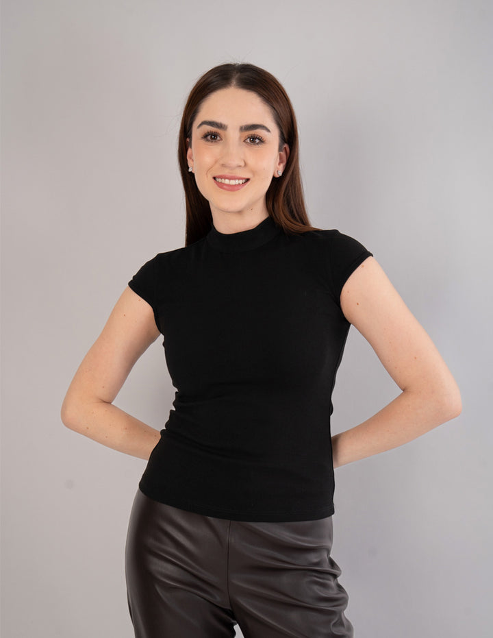 Blusa lisa de manga corta y cuello alto (disponible en negro y camel)