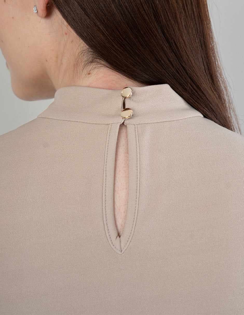 Blusa lisa de manga corta y cuello alto (disponible en negro y camel)