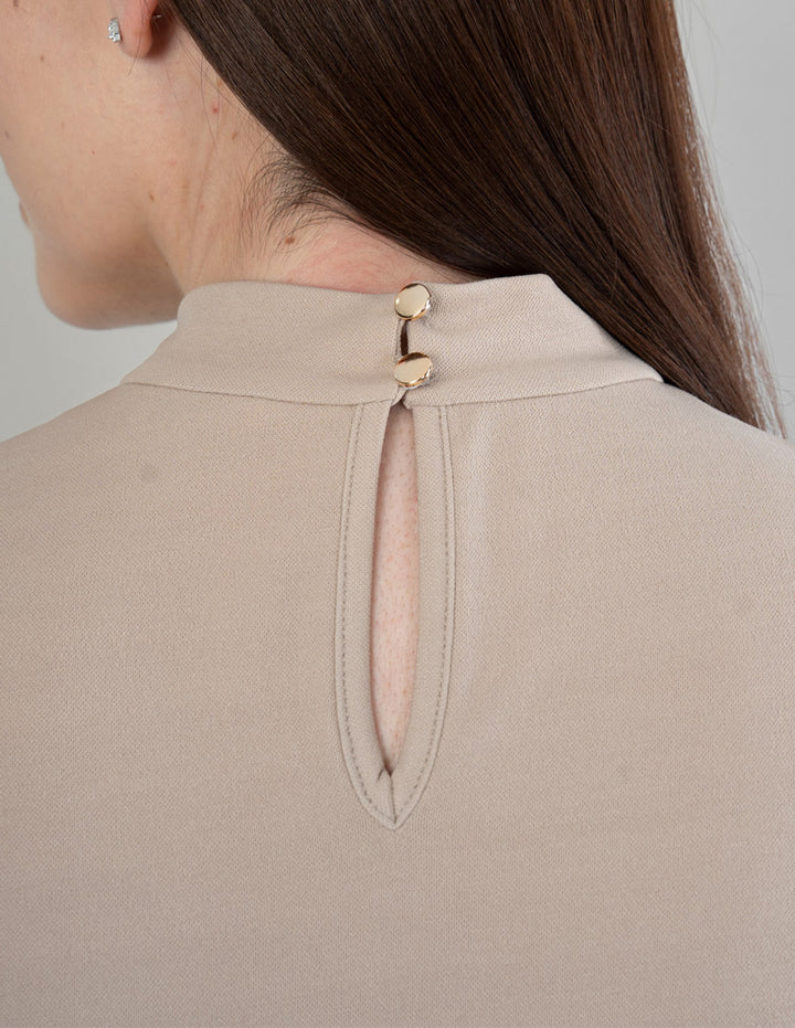 Blusa lisa de manga corta y cuello alto (disponible en negro y camel)