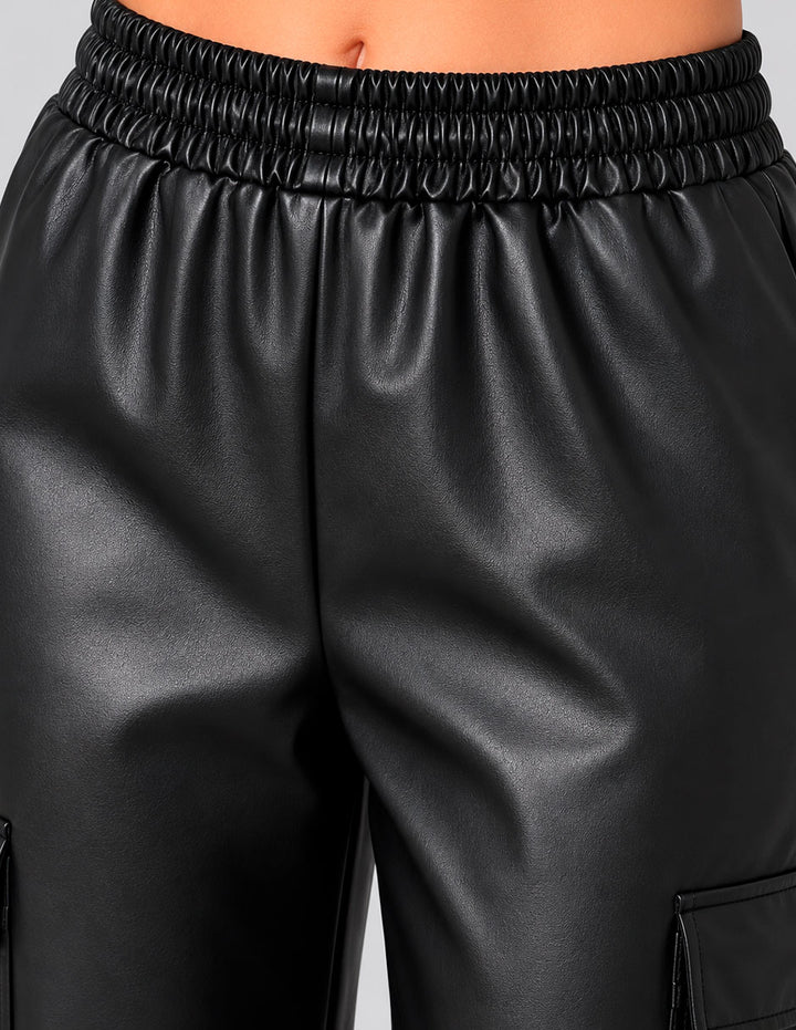 Pantalón negro con bolsas laterales