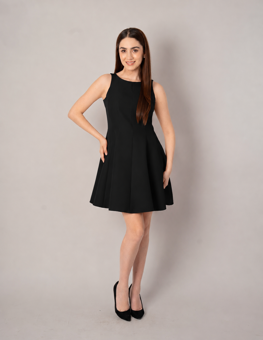 Vestido corto sin mangas y ligero vuelo en parte inferior (disponible en rojo y negro)