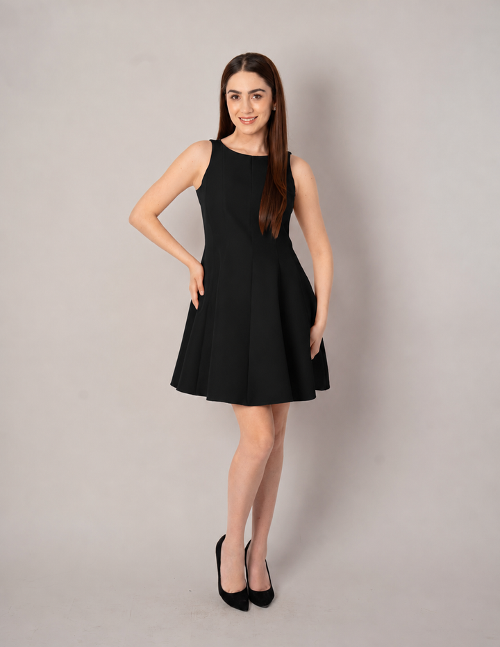 Vestido corto sin mangas y ligero vuelo en parte inferior (disponible en rojo y negro)
