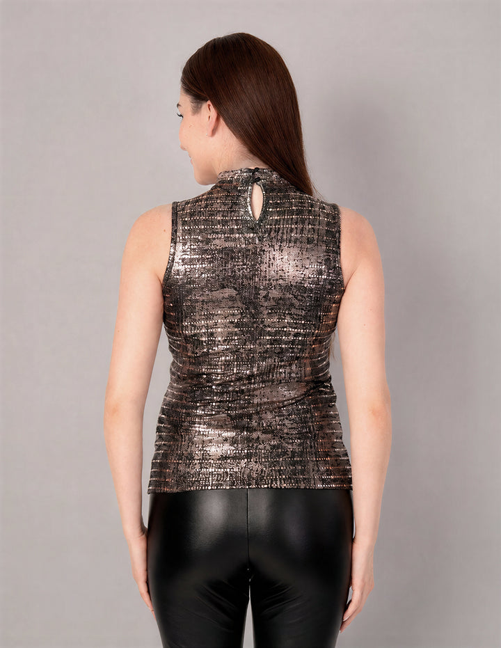 Blusa de cuello alto sin mangas metálica