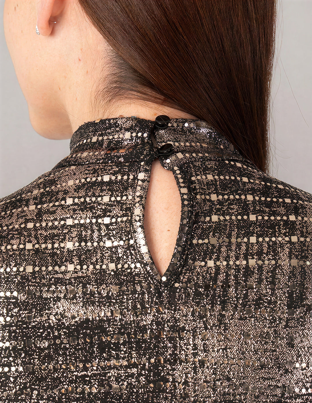 Blusa de cuello alto sin mangas metálica